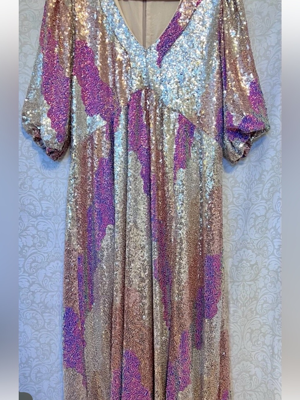 Sequin V-Neck Midi Dress in Iridescent Midi Dress. Size Large Saltwater luxe - Picture 5 of 15